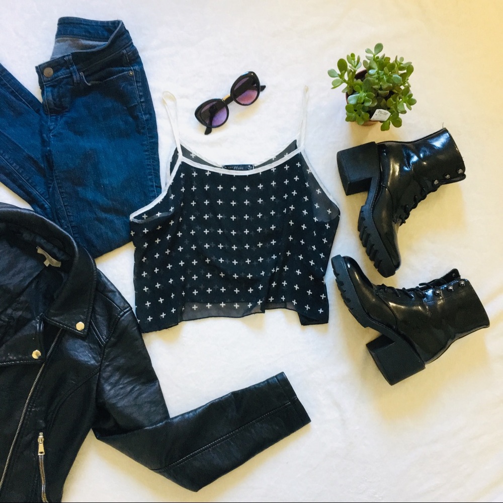 FREE🍓 sheer cross black white crop top